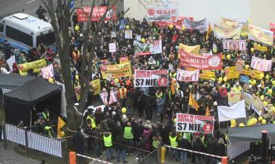 Głośny protest przed siedzibą GDDKiA w Krakowie. "Nie dla nowej S7" - zdjęcie 17