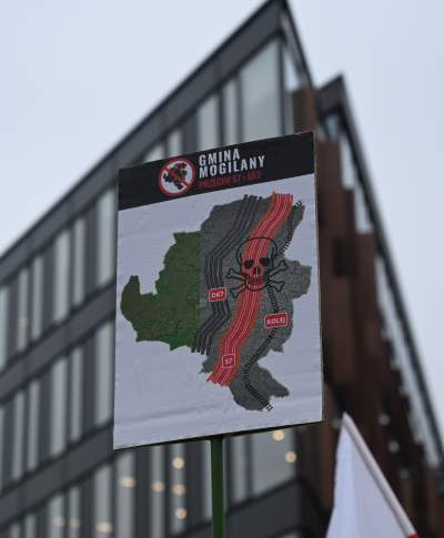 Głośny protest przed siedzibą GDDKiA w Krakowie. "Nie dla nowej S7" - zdjęcie 11
