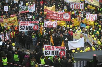 Głośny protest przed siedzibą GDDKiA w Krakowie. "Nie dla nowej S7" - zdjęcie 19