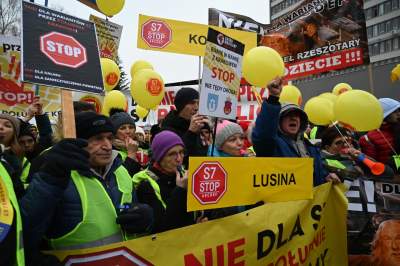 Głośny protest przed siedzibą GDDKiA w Krakowie. "Nie dla nowej S7" - zdjęcie 6