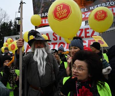 Głośny protest przed siedzibą GDDKiA w Krakowie. "Nie dla nowej S7" - zdjęcie 14