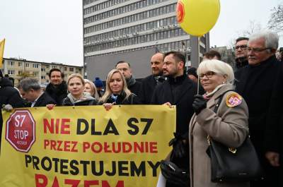 Głośny protest przed siedzibą GDDKiA w Krakowie. "Nie dla nowej S7" - zdjęcie 13
