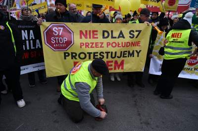 Głośny protest przed siedzibą GDDKiA w Krakowie. "Nie dla nowej S7" - zdjęcie 2