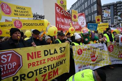 Głośny protest przed siedzibą GDDKiA w Krakowie. "Nie dla nowej S7" - zdjęcie 12