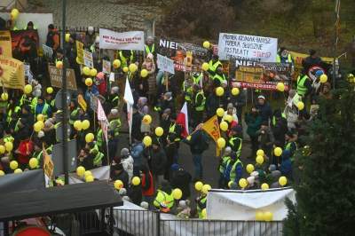 Głośny protest przed siedzibą GDDKiA w Krakowie. "Nie dla nowej S7" - zdjęcie 18