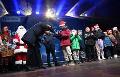 Choinka na Rynku Głównym już w pełnym blasku - zdjęcie 9