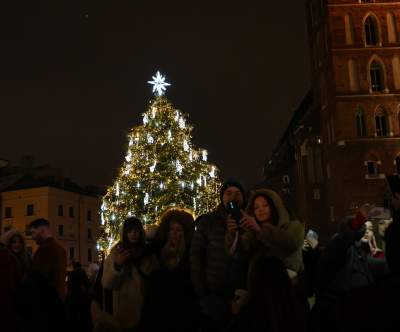 Choinka na Rynku Głównym już w pełnym blasku - zdjęcie 17