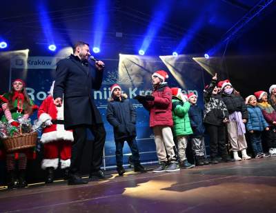 Choinka na Rynku Głównym już w pełnym blasku - zdjęcie 8