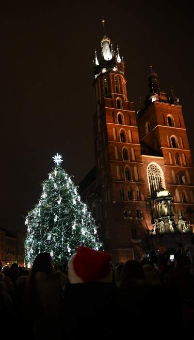 Choinka na Rynku Głównym już w pełnym blasku - zdjęcie 18