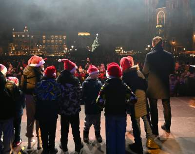 Choinka na Rynku Głównym już w pełnym blasku - zdjęcie 11