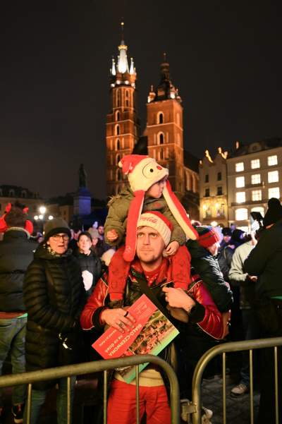 Choinka na Rynku Głównym już w pełnym blasku - zdjęcie 4