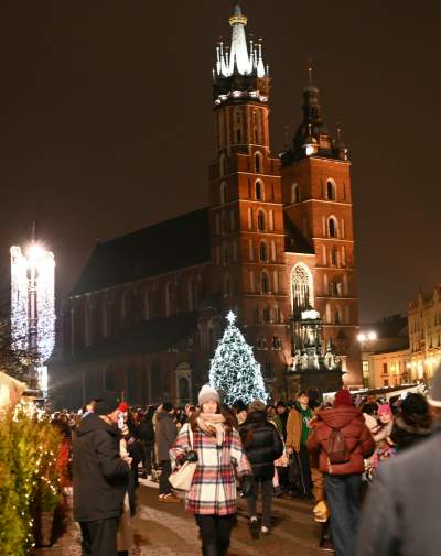 Choinka na Rynku Głównym już w pełnym blasku - zdjęcie 24