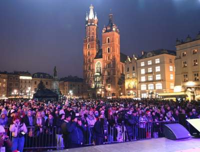 Choinka na Rynku Głównym już w pełnym blasku - zdjęcie 1