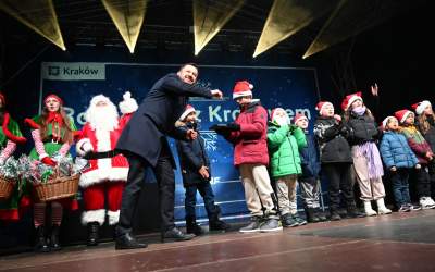 Choinka na Rynku Głównym już w pełnym blasku - zdjęcie 10