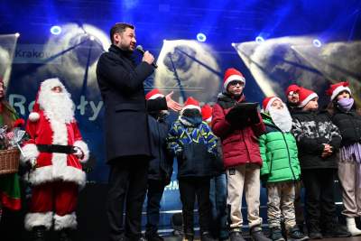 Choinka na Rynku Głównym już w pełnym blasku - zdjęcie 7