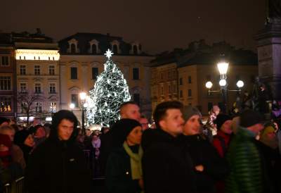 Choinka na Rynku Głównym już w pełnym blasku - zdjęcie 15