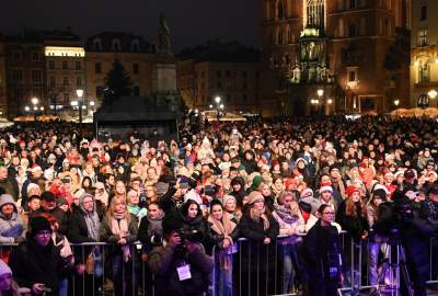 Choinka na Rynku Głównym już w pełnym blasku - zdjęcie 2