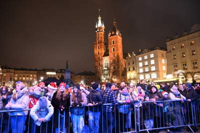 Choinka na Rynku Głównym już w pełnym blasku - zdjęcie 6