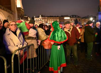 Choinka na Rynku Głównym już w pełnym blasku - zdjęcie 3