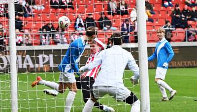 Noworoczny trening Cracovii. Piłkarze w nietypowych koszulkach - zdjęcie 17