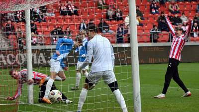 Noworoczny trening Cracovii. Piłkarze w nietypowych koszulkach - zdjęcie 18