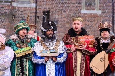 Orszak Trzech Króli w Krakowie: tłumy na Rynku Głównym - zdjęcie 15