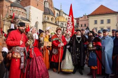 Orszak Trzech Króli w Krakowie: tłumy na Rynku Głównym - zdjęcie 1