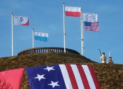 Amerykańska flaga na Kopcu Kościuszki, ambasador USA przeciął wstęgę - zdjęcie 23