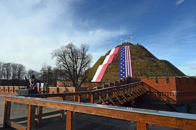 Amerykańska flaga na Kopcu Kościuszki, ambasador USA przeciął wstęgę - zdjęcie 19