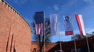 Amerykańska flaga na Kopcu Kościuszki, ambasador USA przeciął wstęgę - zdjęcie 1