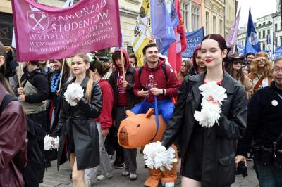 Studenci przedstawili swoje żądania. Barwny pochód przeszedł przez Kraków - zdjęcie 3