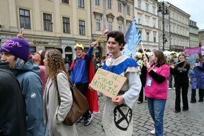 Studenci przedstawili swoje żądania. Barwny pochód przeszedł przez Kraków - zdjęcie 2
