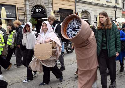 Studenci przedstawili swoje żądania. Barwny pochód przeszedł przez Kraków - zdjęcie 10