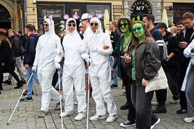 Studenci przedstawili swoje żądania. Barwny pochód przeszedł przez Kraków - zdjęcie 5