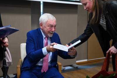 Tłumy na spotkaniu z prof. Jackiem Majchrowskim. Napisał książkę "Bylem prezydentem Krakowa" - zdjęcie 27