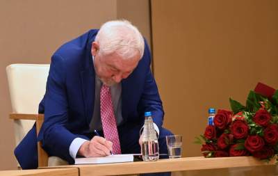 Tłumy na spotkaniu z prof. Jackiem Majchrowskim. Napisał książkę "Bylem prezydentem Krakowa" - zdjęcie 23