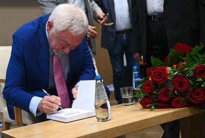 Tłumy na spotkaniu z prof. Jackiem Majchrowskim. Napisał książkę "Bylem prezydentem Krakowa" - zdjęcie 25