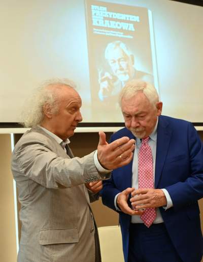 Tłumy na spotkaniu z prof. Jackiem Majchrowskim. Napisał książkę "Bylem prezydentem Krakowa" - zdjęcie 6