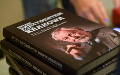 Tłumy na spotkaniu z prof. Jackiem Majchrowskim. Napisał książkę "Bylem prezydentem Krakowa" - zdjęcie 2