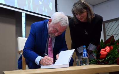 Tłumy na spotkaniu z prof. Jackiem Majchrowskim. Napisał książkę "Bylem prezydentem Krakowa" - zdjęcie 24