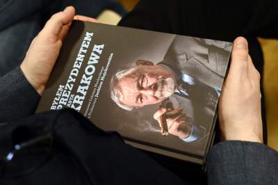 Tłumy na spotkaniu z prof. Jackiem Majchrowskim. Napisał książkę "Bylem prezydentem Krakowa" - zdjęcie 16