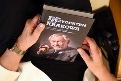 Tłumy na spotkaniu z prof. Jackiem Majchrowskim. Napisał książkę "Bylem prezydentem Krakowa" - zdjęcie 8