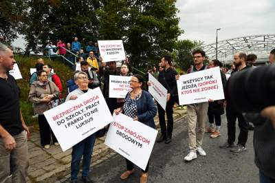 Godzina ciszy w miejscu tragedii. Protest mieszkańców Krakowa - zdjęcie 7