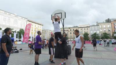 Co oni wyrabiali na Rynku, nawet deszcz ich nie zniechęcił - zdjęcie 13