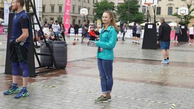 Co oni wyrabiali na Rynku, nawet deszcz ich nie zniechęcił - zdjęcie 37