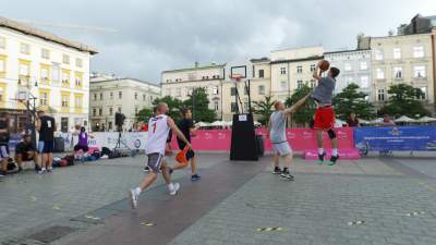 Co oni wyrabiali na Rynku, nawet deszcz ich nie zniechęcił - zdjęcie 14