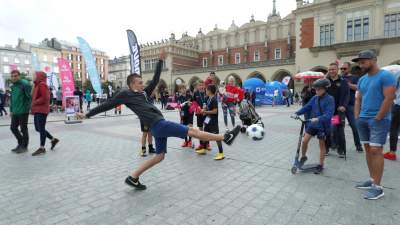 Co oni wyrabiali na Rynku, nawet deszcz ich nie zniechęcił - zdjęcie 1