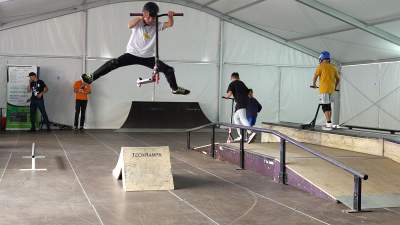 Co oni wyrabiali na Rynku, nawet deszcz ich nie zniechęcił - zdjęcie 32