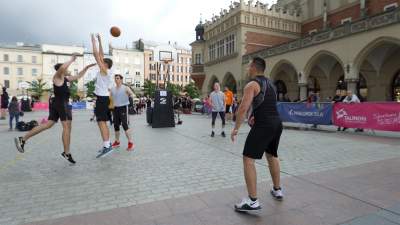 Co oni wyrabiali na Rynku, nawet deszcz ich nie zniechęcił - zdjęcie 10
