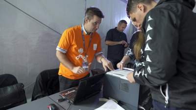 Co oni wyrabiali na Rynku, nawet deszcz ich nie zniechęcił - zdjęcie 21